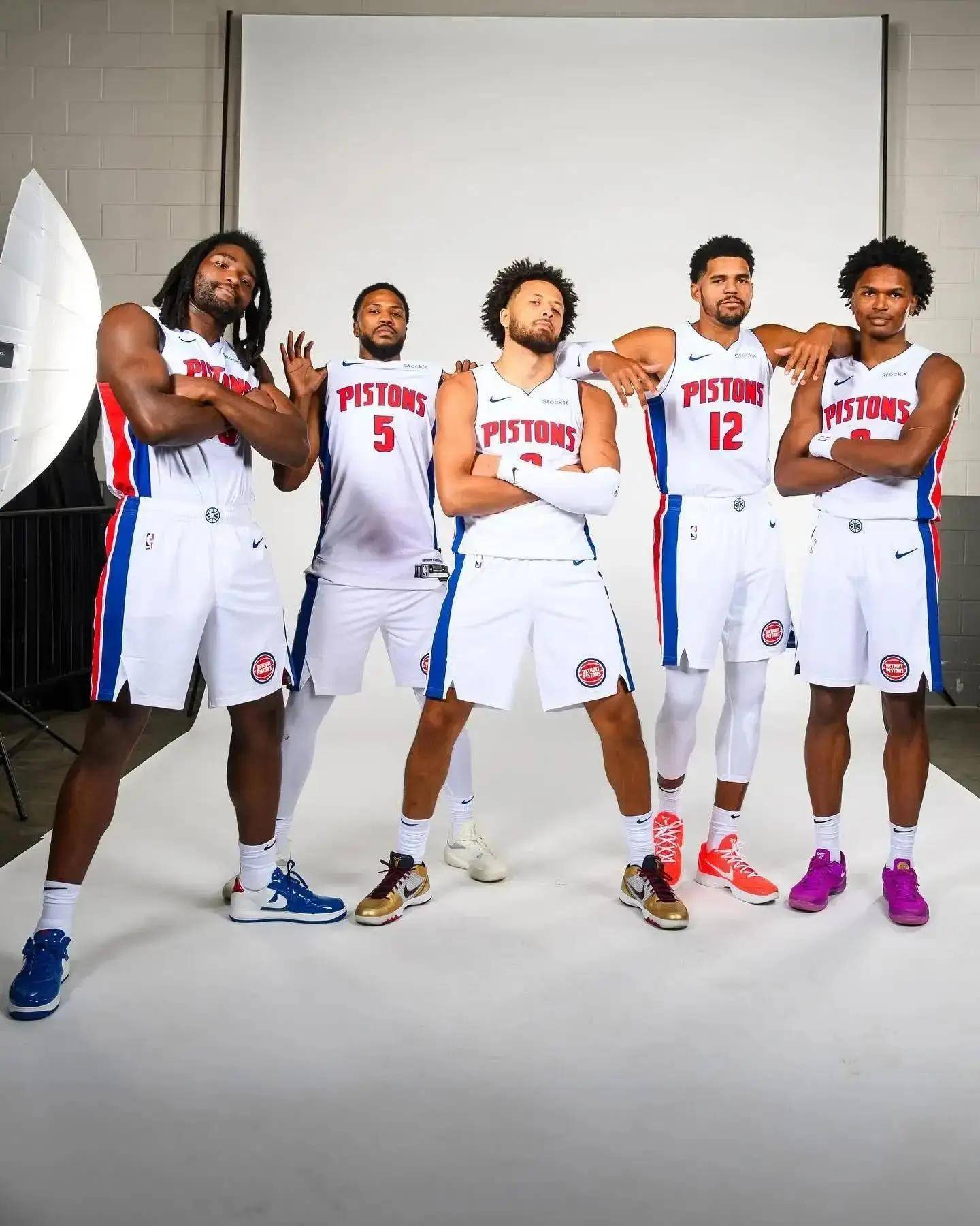 ATP年终总决赛：阿尔卡拉斯2-1逆转，基本锁定出线权，辛纳急了！（ATP年终总决赛：阿尔卡拉斯2-1翻盘，出线几乎锁定，辛纳显得着急）