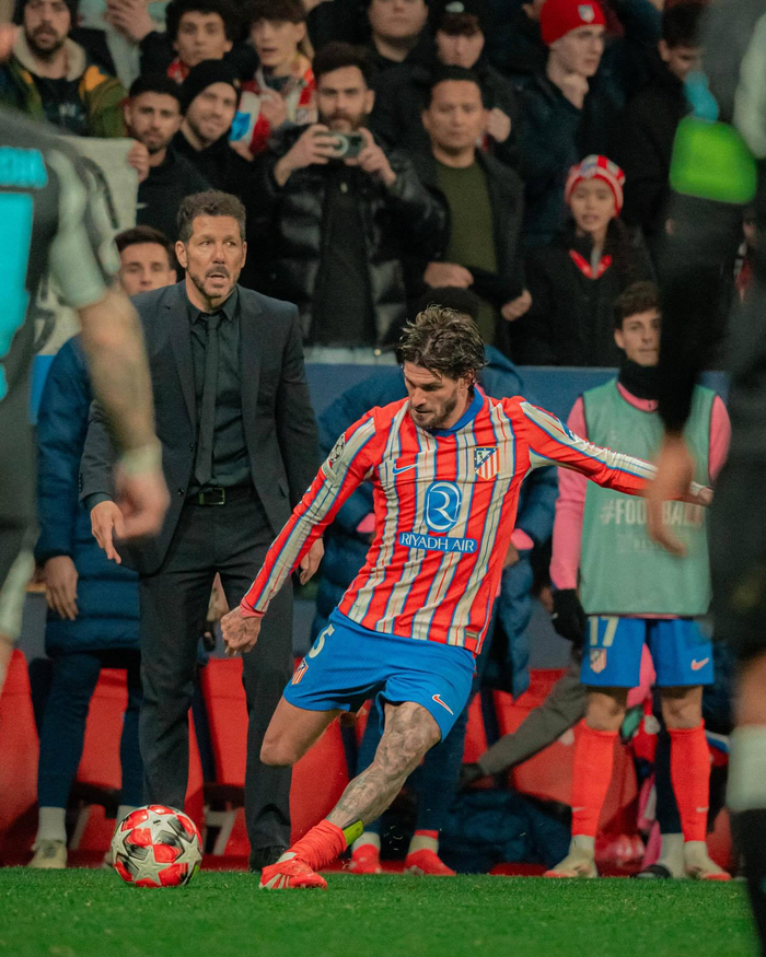 话题｜萨拉赫无缘欧冠名单 离开利物浦倒计时？（热议｜萨拉赫落选欧冠名单 距离告别利物浦还有多远？）